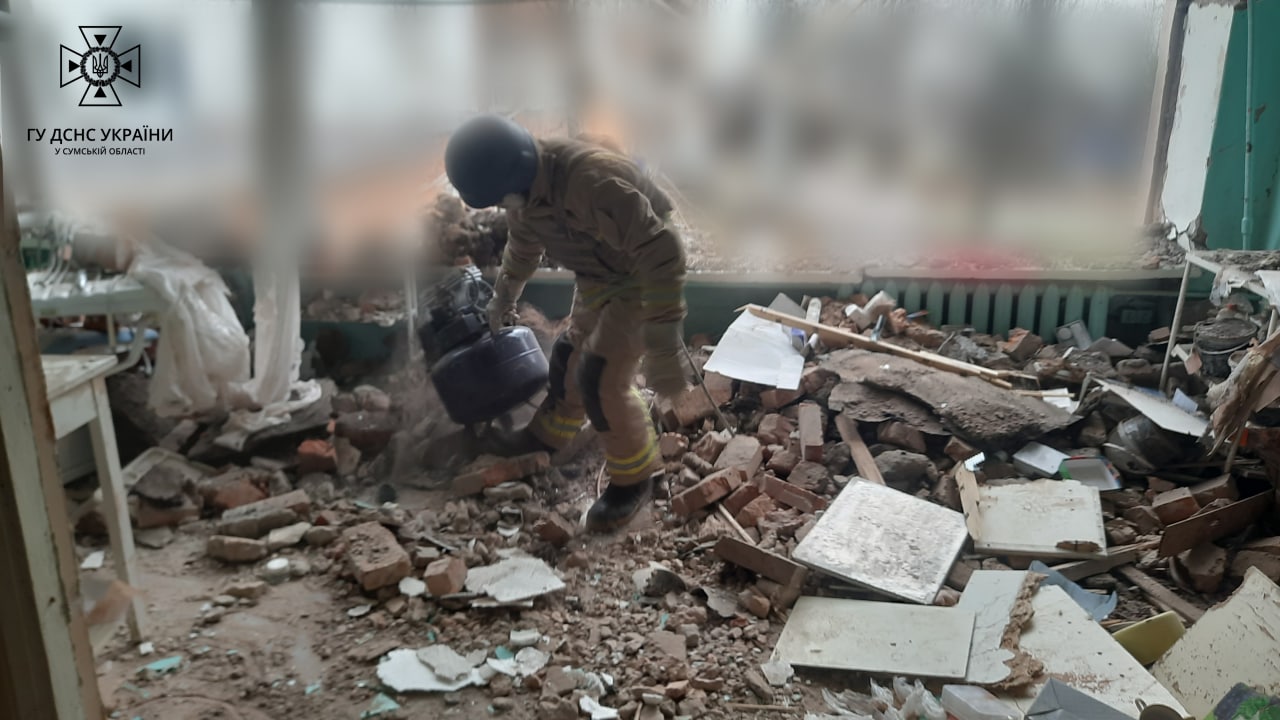 У Сумській області рятувальники провели аварійні роботи в медичному закладі, по будівлі якого було нанесено ворожі артилерійські удари (ВІДЕО)